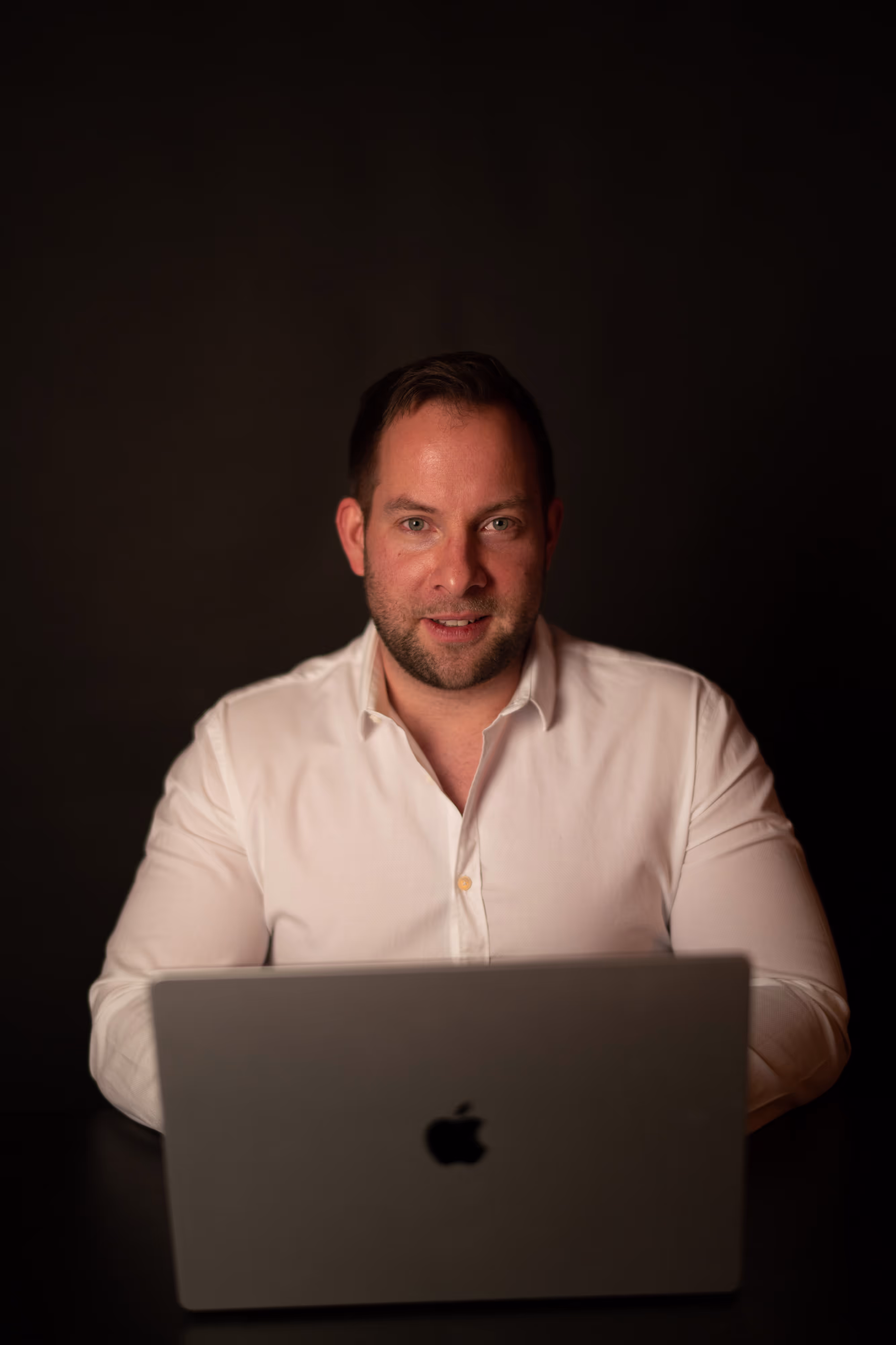 Florian Wirtherle der Inhaber beim Arbeiten am MacBook